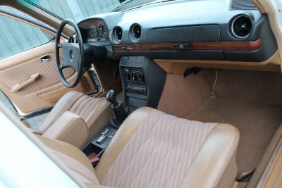 Intérieur_Mercedes-Benz_280E_W123.jpg