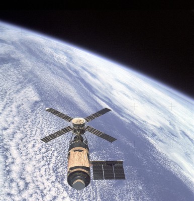 800px-Skylab_and_Earth_Limb_-_GPN-2000-001055.jpg