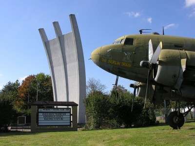 Rhein-Main_Air_Base_Gateway_to_Europe_Airlift_Memorial_Douglas_C47_Dakota_USAF_DC3_RM_AB_Flughafen_Frankfurt_Foto_Wolfgang_Pehlemann_DSCN2682.jpg