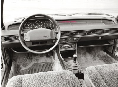 Audi 100 C2 1980 017.jpg
