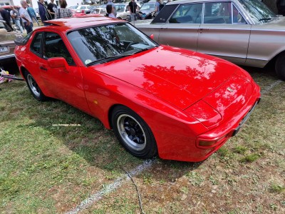 Porsche 944 rot vorne.jpg