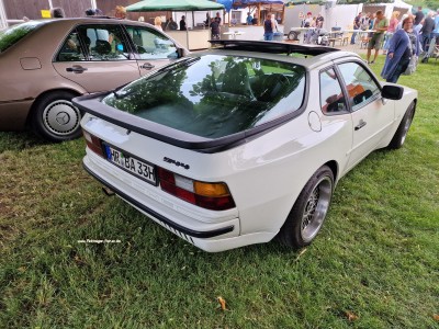 Porsche 944 weiß hinten.jpg